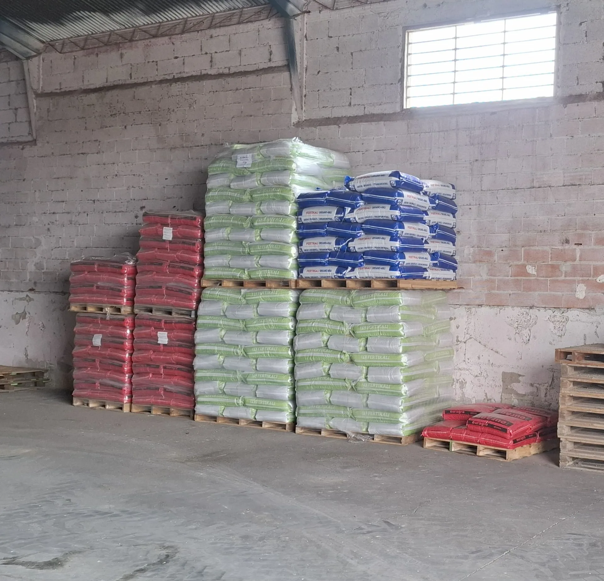 Foto de sacos de abono de cereales y abonos manchuela
